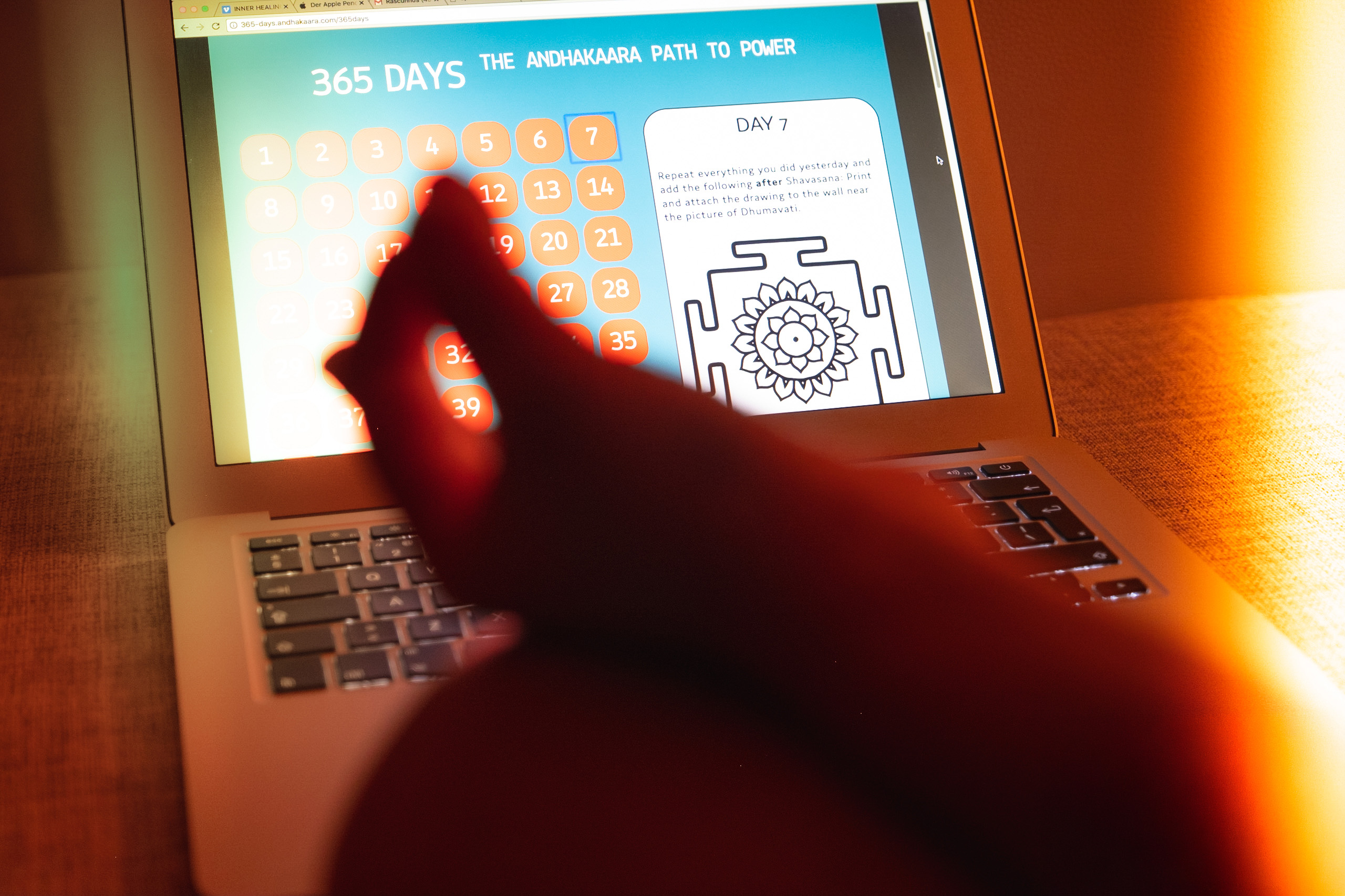 Интерфейс Онлайн Курса Тантры 365 Дней Андхакаара - Платформа Ежедневного Обучения Кундалини Йоге